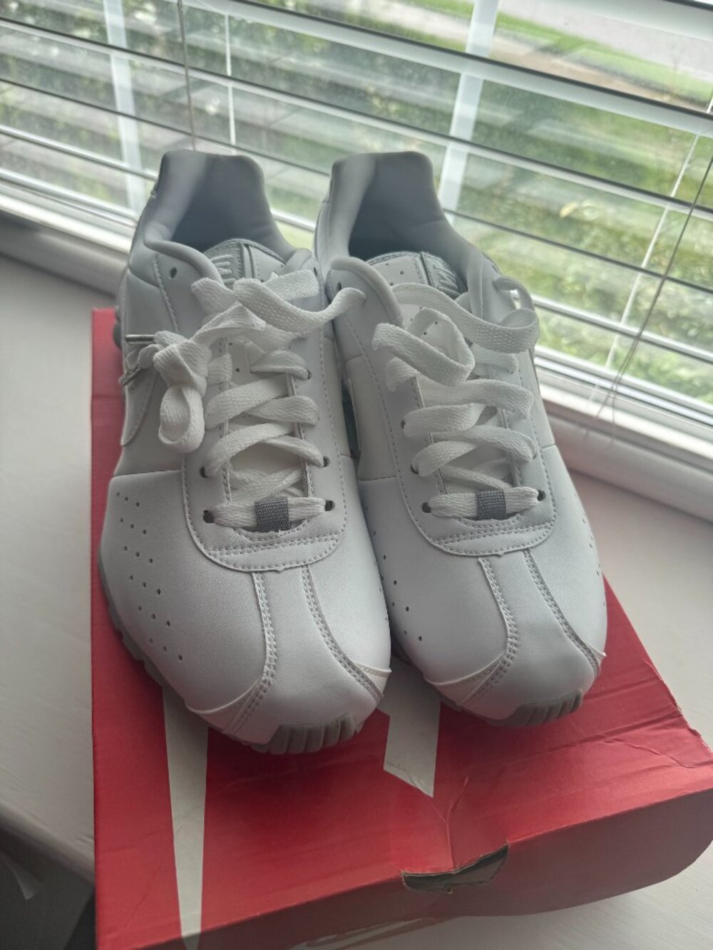 Womens White Nike Shox Classic II Size 9.5 New in Damaged Box